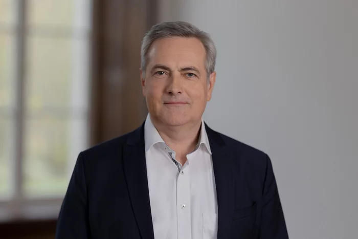 Portrait von dem Geschäftsführer Jürgen Roth von Tochterunternehmen Amtrion