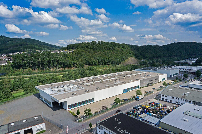 Foto: Gesco: Drohnenaufnahme von einer grossen Halle auf einem Industriegelaende 