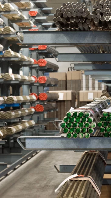 Foto: Gesco: Industrielle Lagerhalle, Regale bewahren gebundene Metallstreben