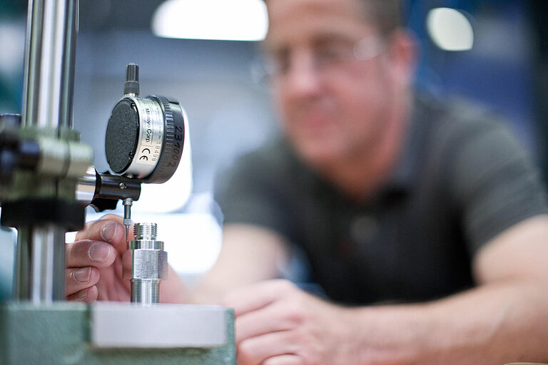 Foto: Gesco: Ein Mitarbeiter führt eine Messung durch, um die Qualität eines Werkstücks sicherzustellen