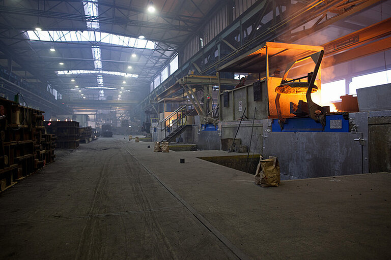 Foto: Gesco: Industriehalle mit Maschinenanlage waehrend eines Schmelzprozesses