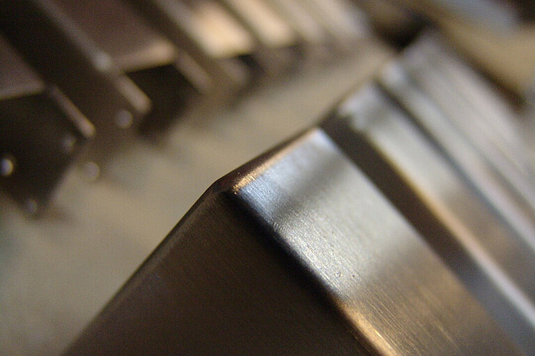 Foto: Gesco: Nahaufnahme von eckigen metallischen Teilen