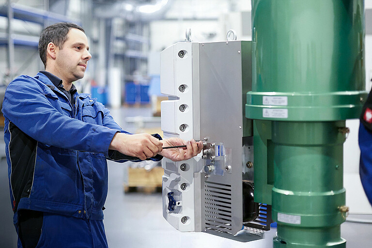 Eckart Techniker montiert Steuermodul an HyRAV