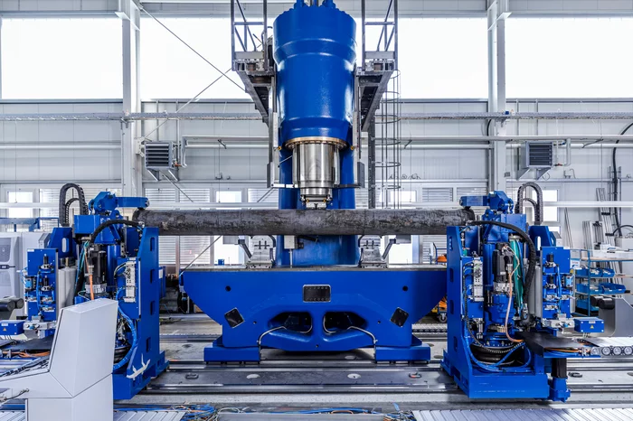 gesco: image: a modern production hall with large machinery