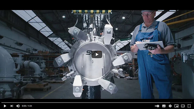 Foto: Gesco: Video Vorschaubild mit einem Mann in blauer Arbeitskleidung neben einer grossen Maschine