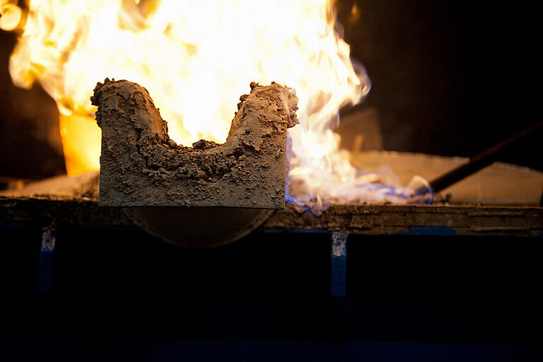 Foto: Gesco: Gluehendes Metall wird in eine Form gegossen, um ein Werkstueck herzustellen.