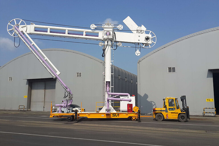 Foto: Gesco: Zwei grosse Lagehallen von Aussen, ein weisser Kran und ein gelbes Transportfahrzeug daneben