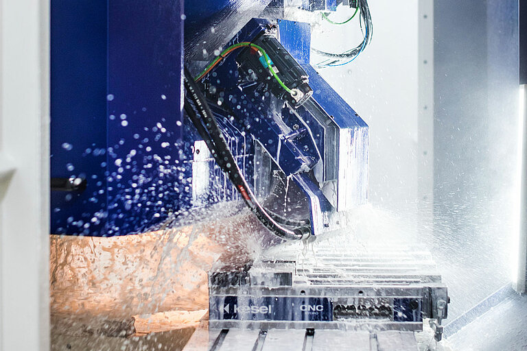 Foto: Gesco: Eine Fräsemaschine in Aktion, Wasser spritzt