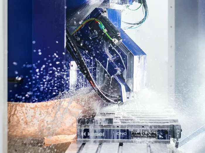 Foto: Gesco: Eine Fräsemaschine in Aktion, Wasser spritzt 