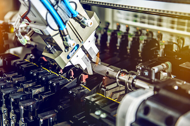 Foto: Gesco: Nahaufnahme von einem technischen Arm waehrend eines Fertigungsprozesses