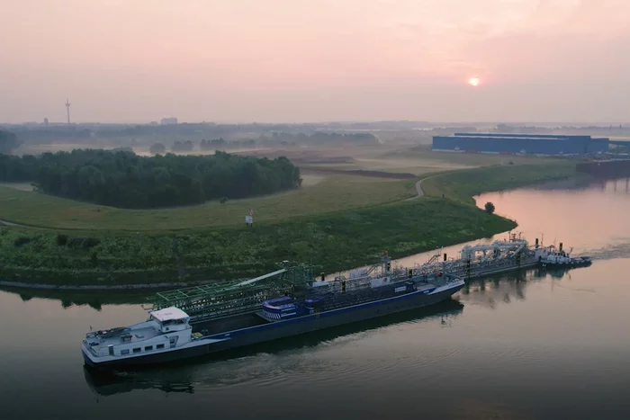 gesco: image: a cargo ship on the river rhine