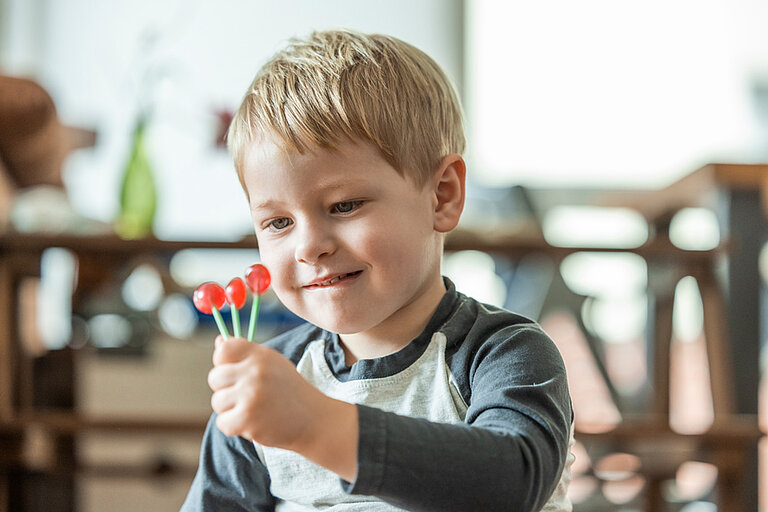 Foto: Gesco: Nahaufnahme von einem Stapel rosa Roehrchen