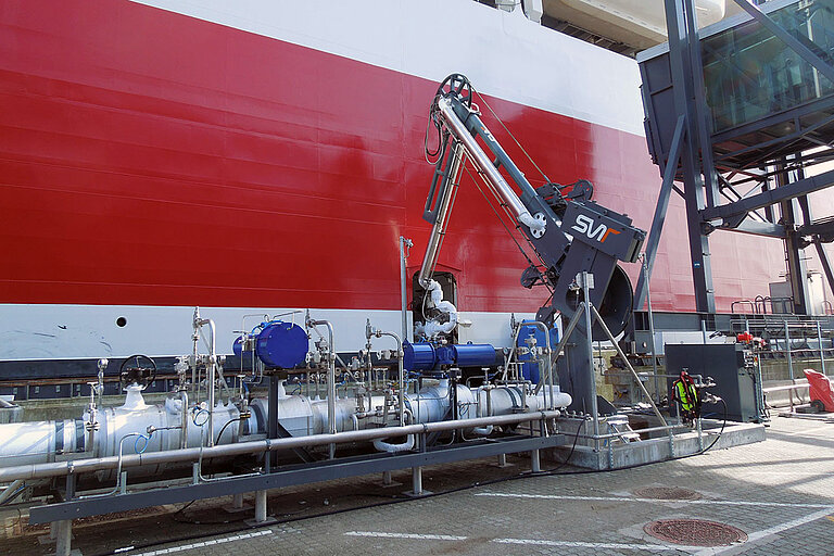 Foto: Gesco: Aussenfassade von einer industriellen Halle mit einem kleinen Kran davor