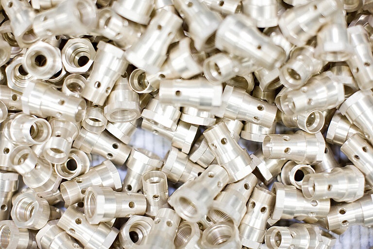 Foto: Gesco: Nahaufnahme von einem Haufen gleicher röhrenartiger Metallteile