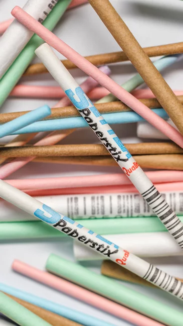 Foto: Gesco: Nahaufnahme von weißen Papierstaebchen mit Barcode